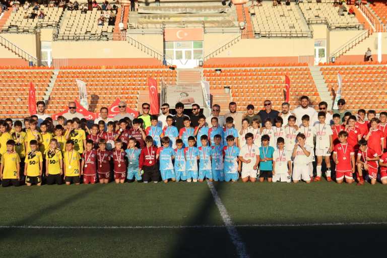 İzmit’te kurtuluş coşkusu futbol şenliğiyle sahaya taşındı