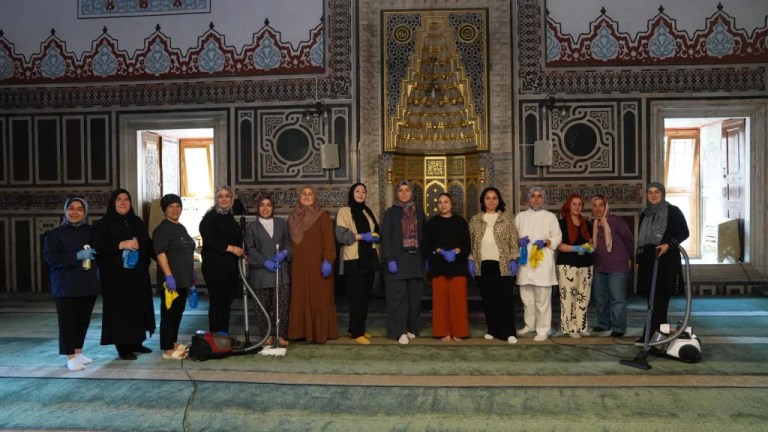 Anne Şehir Gönüllüleri camiyi temizledi
