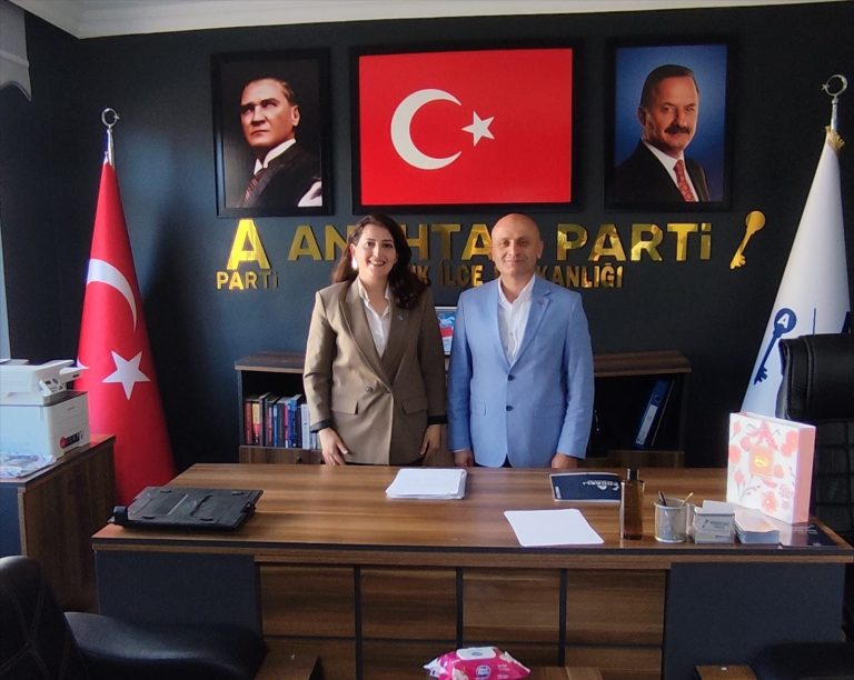 Anahtar Parti Gölcük İlçe Başkanı Aysun Karlı’ya hayırlı olsun ziyareti