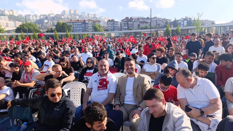 MHP İzmit milli maç heyecanına ortak oldu