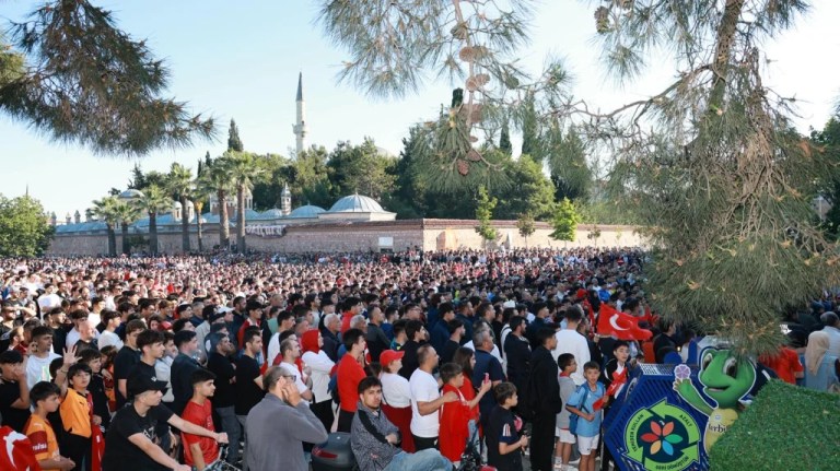 Gebze’de milli maç coşkusu yaşandı