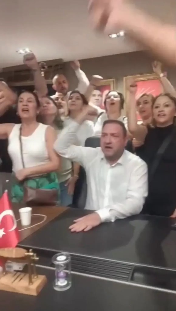 CHP İzmir İl Binasında gergin gece! Devir teslim süreci arbedeye dönüştü