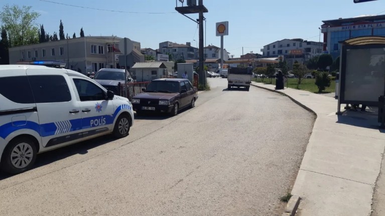 Kadını hastane önünde bıçakladı!
