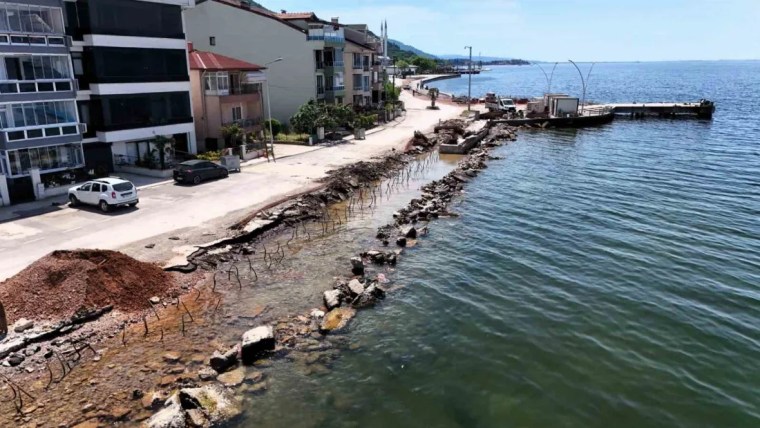 Ulaşlı Sahili'ne dev dalgakıran!