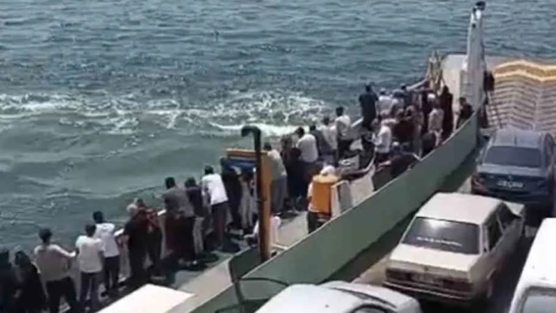Feribottan düşen yolcuya kahraman müdahale!