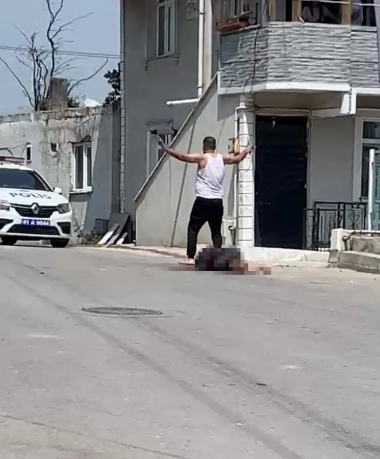 Kocası sokak ortasında bıçakladı!
