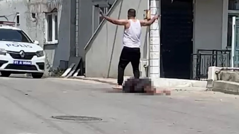 Kocası sokak ortasında bıçakladı!