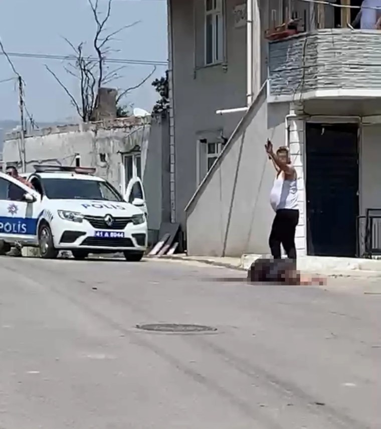 Kocası sokak ortasında bıçakladı!