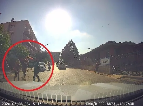 Zabıta, öğrencinin yardımına koştu!