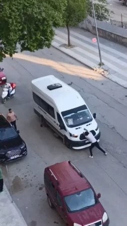 Minibüsün önünü kesip yumrukladı!