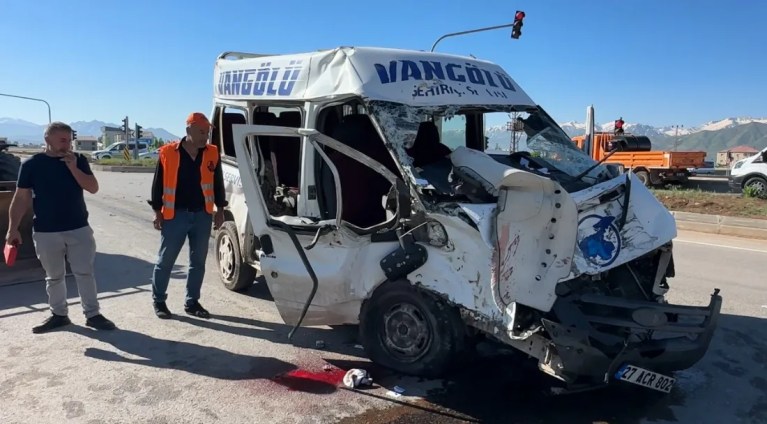 Yüksekova'da feci kaza: 2 ölü, 3 yaralı!
