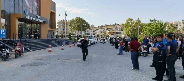 Silifke Belediyesi'ne operasyon!