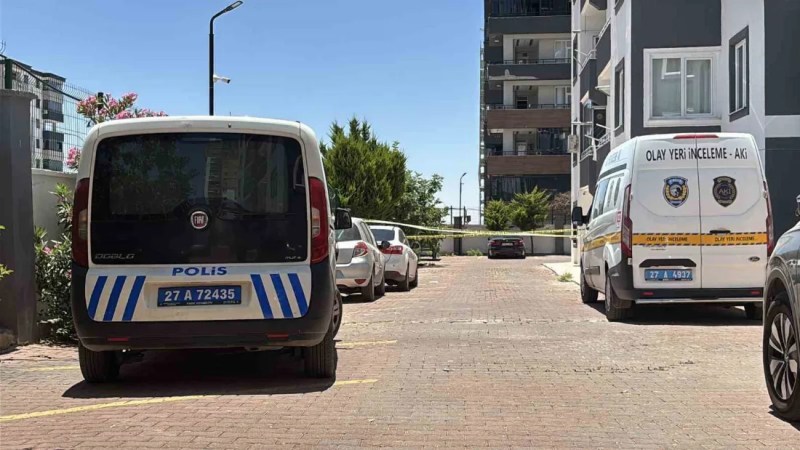 Kucağındaki çocuğuyla 8. kattan atladı!