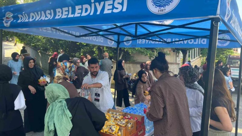 Başkan makam aracıyla öğrencileri sınava yetiştirdi!