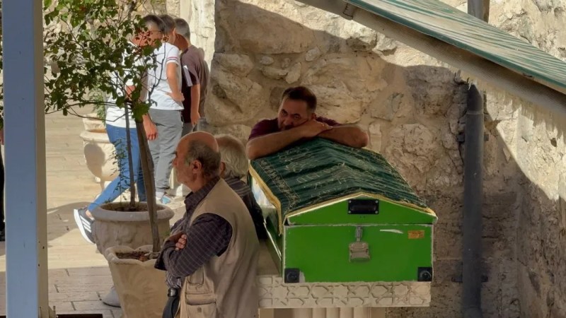 Araçta ölü bulunan genç toprağa verildi!
