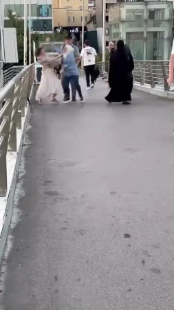 Üst geçitte darp anları kamerada!