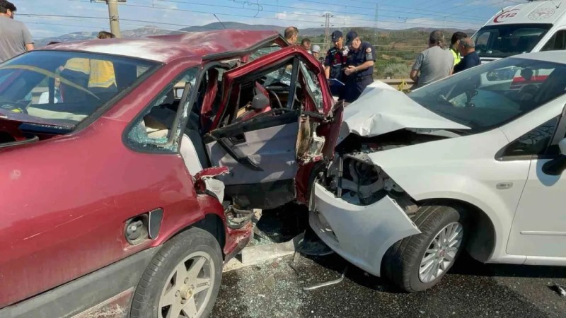 İki otomobil çarpıştı: 1’i bebek 7 kişi yaralandı
