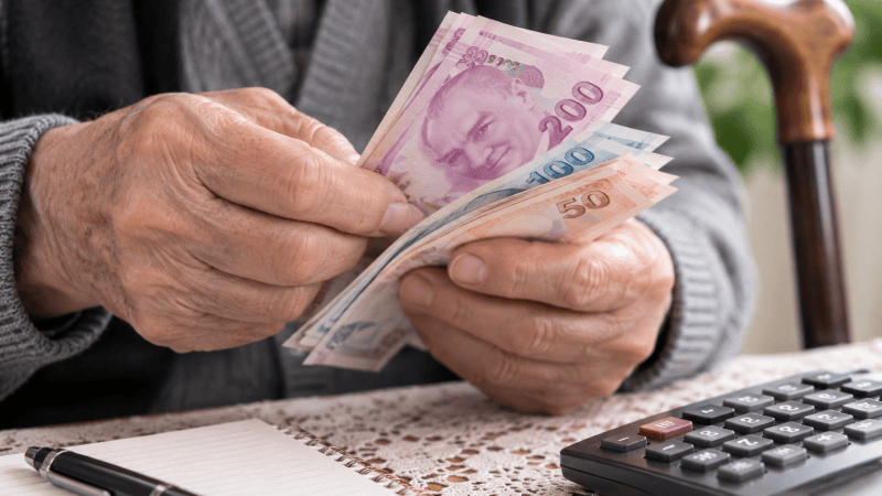 Emeklilerin zamlı maaş ödemeleri başladı! En düşük aylık alanlar için kritik detay