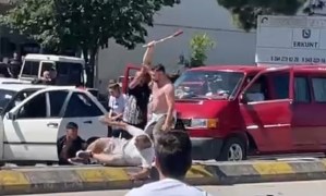 Trafikte husumet kavgası: Kaçan minibüse taş attılar