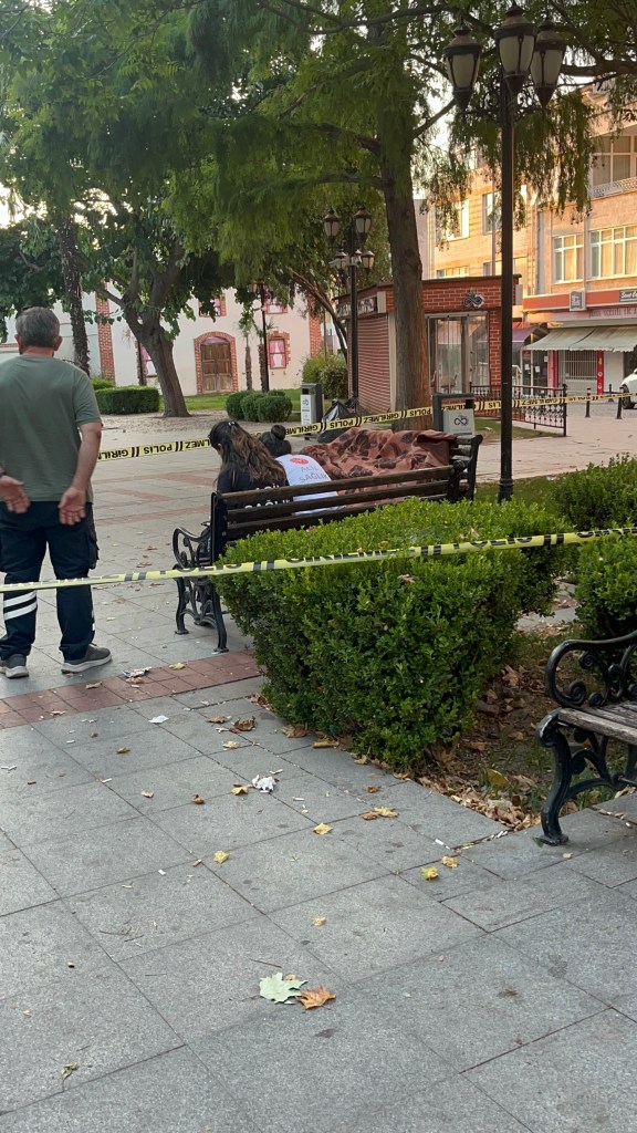 Parkta uyuyan adam ölü bulundu