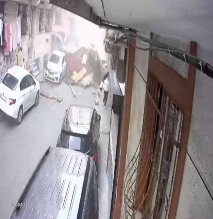 Çatı sokağa uçtu!
