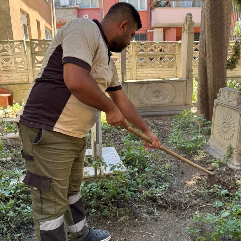 Hüseyin Paşa Camii haziresi elden geçirildi