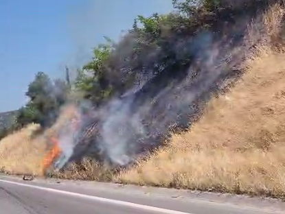 Otobanda yol tutuştu, fail sigara mı? Yaz günlerinde yangın riskine dikkat!