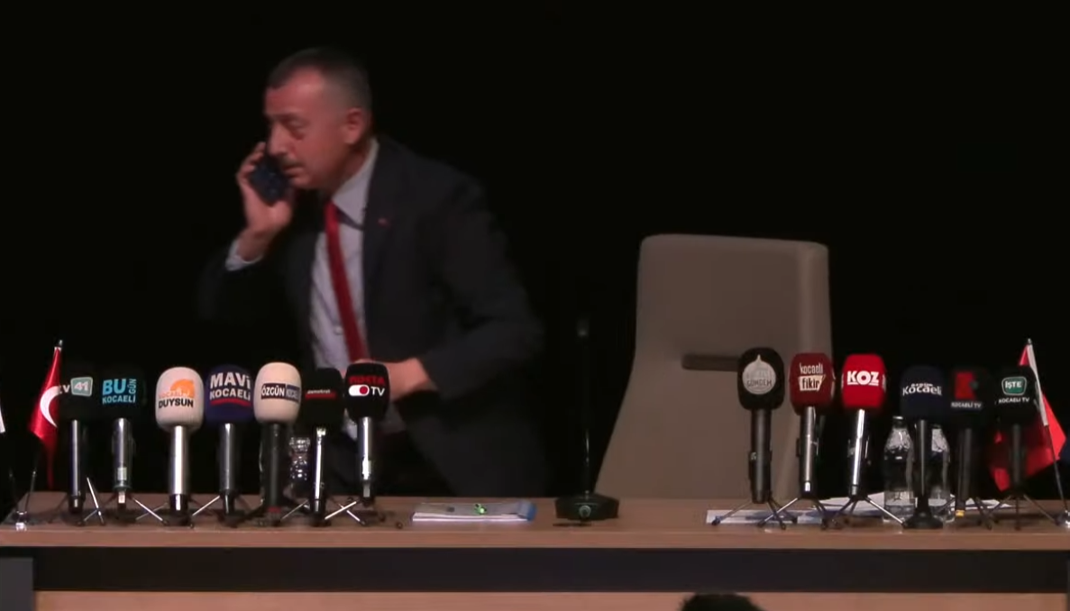 Tahir Büyükakın meclis toplantısından gelen telefon sonrası ayrıldı