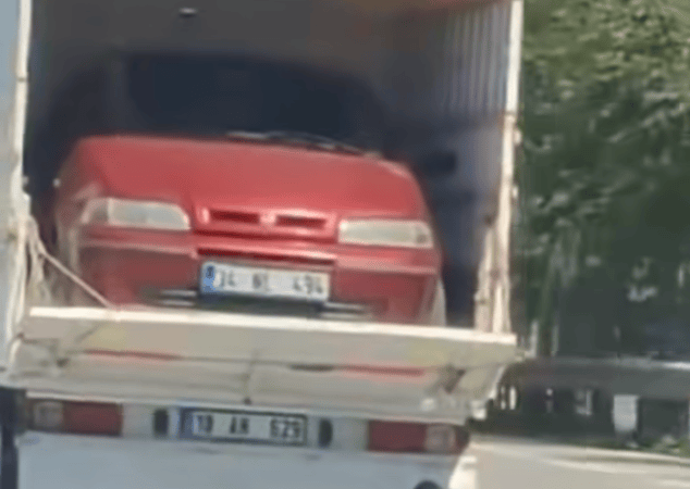 Kamyonet kasasında otomobil taşıdılar!