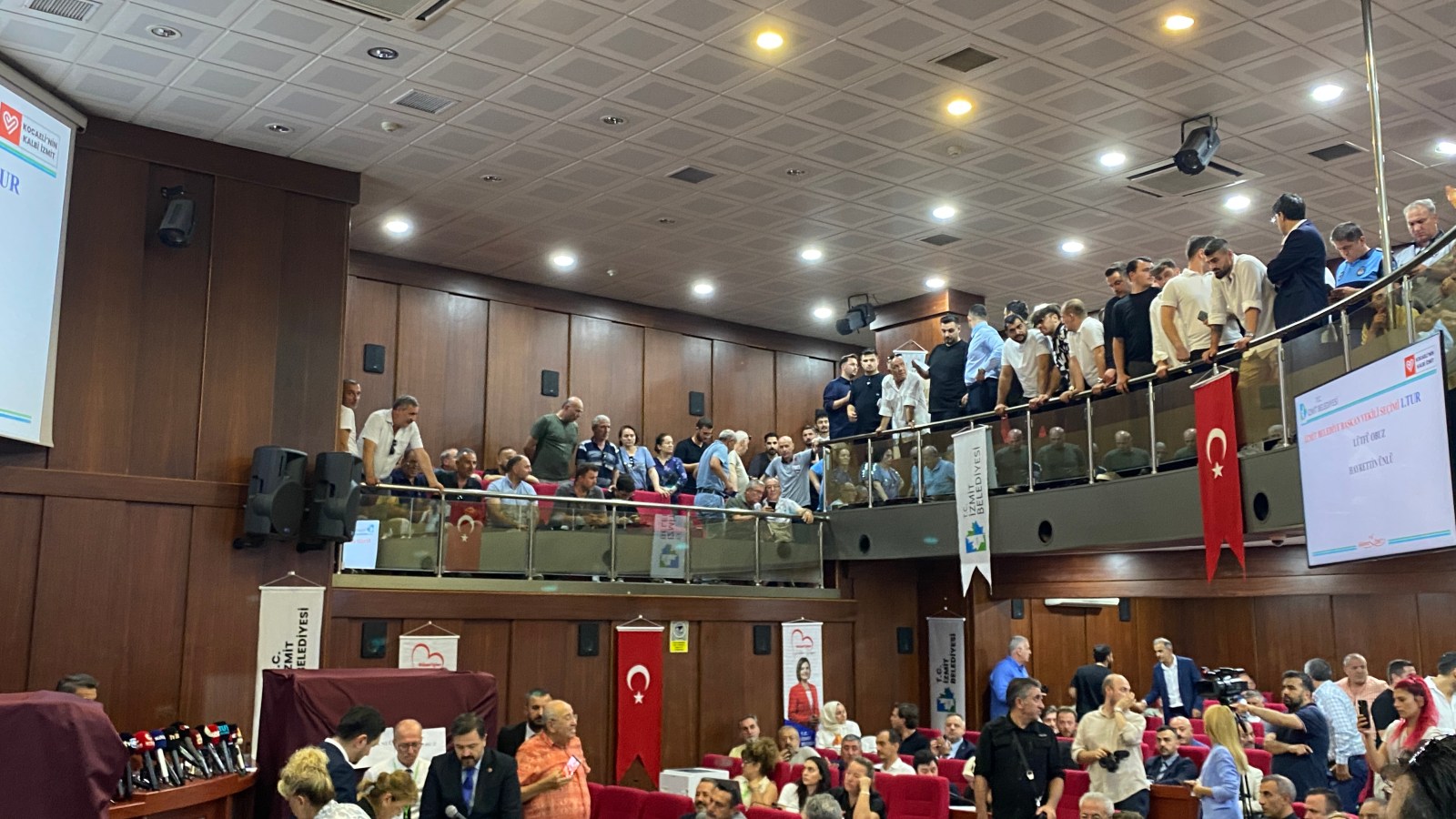 İzmit Belediye Meclisi doldu taştı