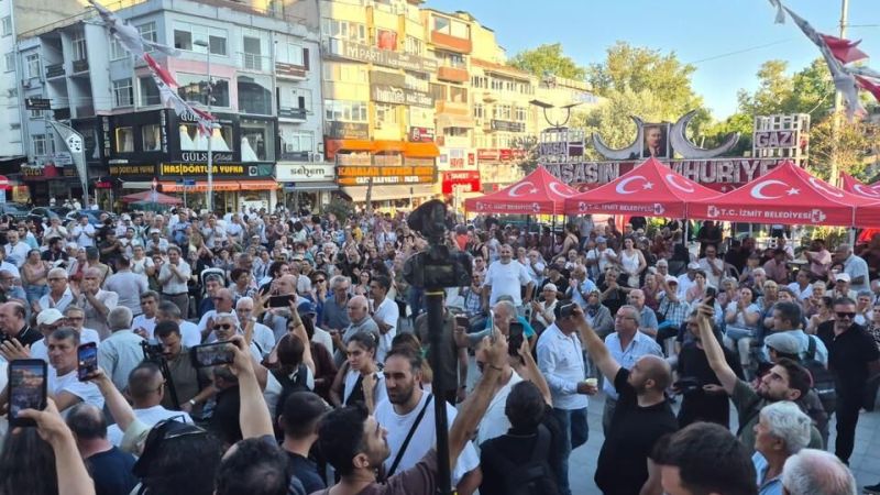 İzmit Belediyesi önünde Hürriyet’e destek protestosu