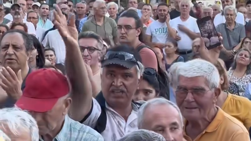 İzmit Belediyesi önünde gerginlik!