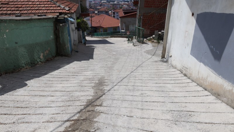 İzmit Belediyesi Kanlıbağ Sokak’ta beton yol çalışmalarını tamamladı