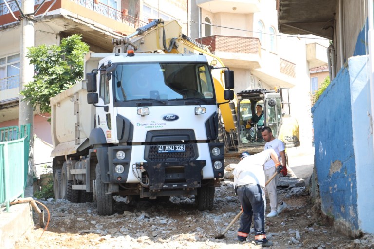 İzmit Belediyesi Kanlıbağ Sokak’ta beton yol çalışmasına başladı