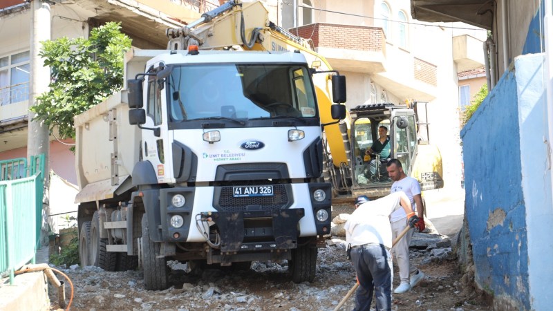 İzmit Belediyesi Kanlıbağ Sokak’ta beton yol çalışmasına başladı