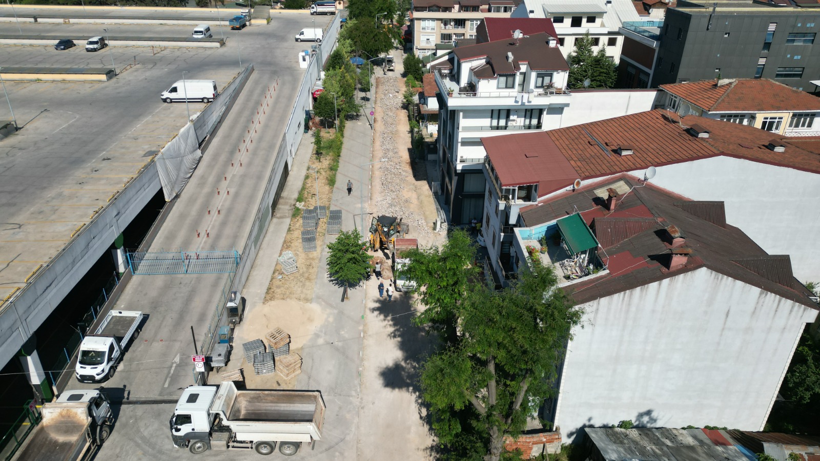 İzmit Belediyesi Mehmet Ali Paşa Mahallesi’nde 5 noktada yol ve kaldırımları yeniliyor