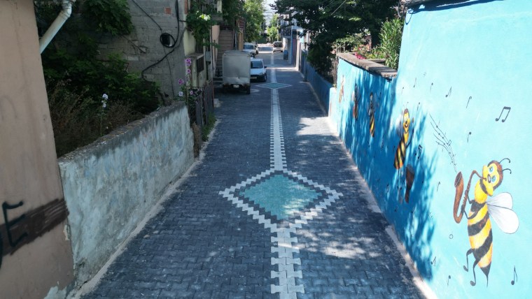 İzmit Belediyesi Mehmet Ali Paşa Mahallesi’nde 5 noktada yol ve kaldırımları yeniliyor