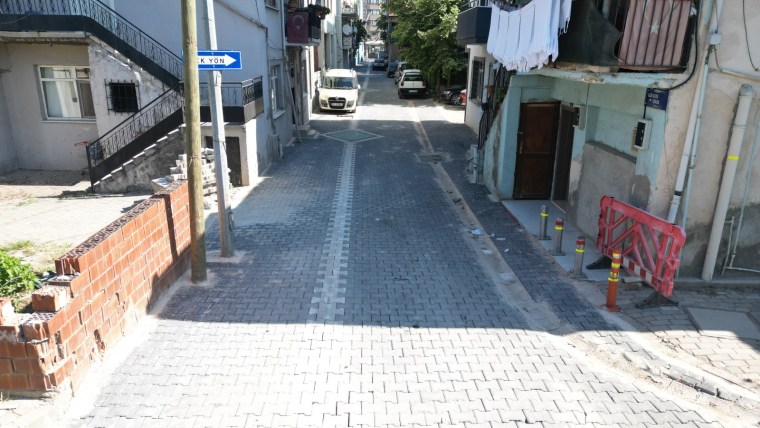 İzmit Belediyesi Mehmet Ali Paşa Mahallesi’nde 5 noktada yol ve kaldırımları yeniliyor