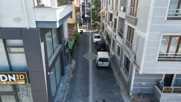İzmit Belediyesi Mehmet Ali Paşa Mahallesi’nde 5 noktada yol ve kaldırımları yeniliyor