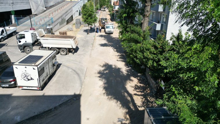 İzmit Belediyesi Mehmet Ali Paşa Mahallesi’nde 5 noktada yol ve kaldırımları yeniliyor