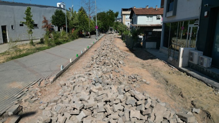 İzmit Belediyesi Mehmet Ali Paşa Mahallesi’nde 5 noktada yol ve kaldırımları yeniliyor