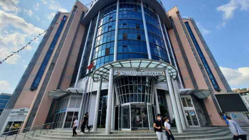 İzmit Belediyesi’ni ilgilendiren kritik bir gözaltı!