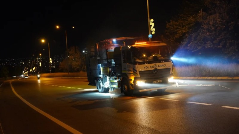İzmit'te 9 bin metrekare yol çizgisi yenilendi!