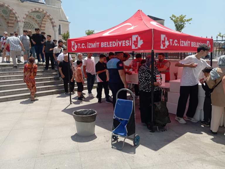 İzmit’te cuma namazı sonrası aşure ikramı