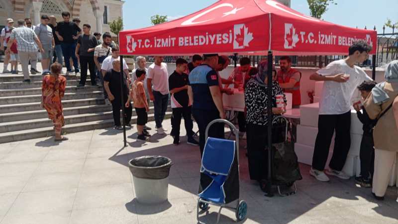 İzmit’te cuma namazı sonrası aşure ikramı