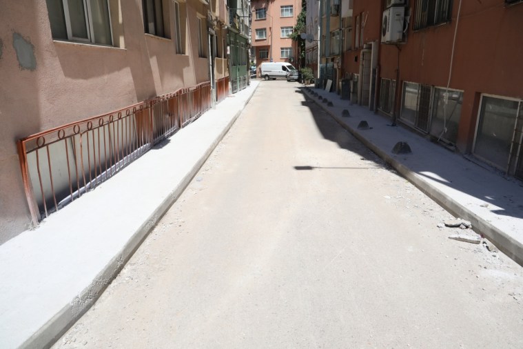 İzmit Belediyesi Turgut ve Kozluk mahallelerinde kaldırımları yeniledi