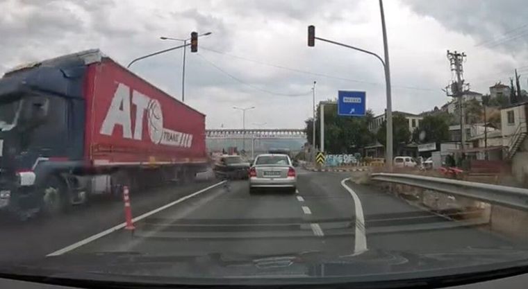 Kontrolden çıkan otomobil TIR’a çarptı