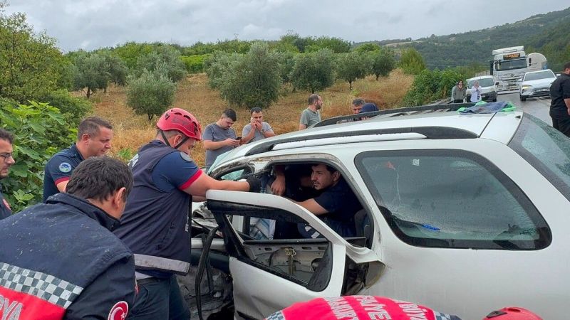 Kontrolden çıkan otomobil tıra çarptı: 1 kişi hayatını kaybetti, 2 yaralı