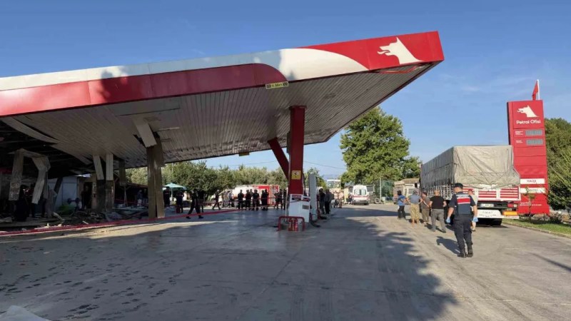 Tır akaryakıt istasyonuna daldı: Bir ölü!