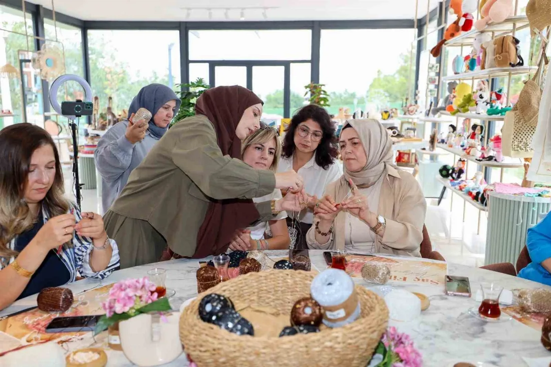 Kadınlar saç filesi üretiyor